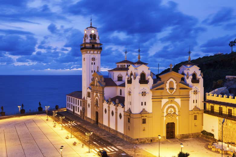 Vista noturna da Basílica da Candelaria