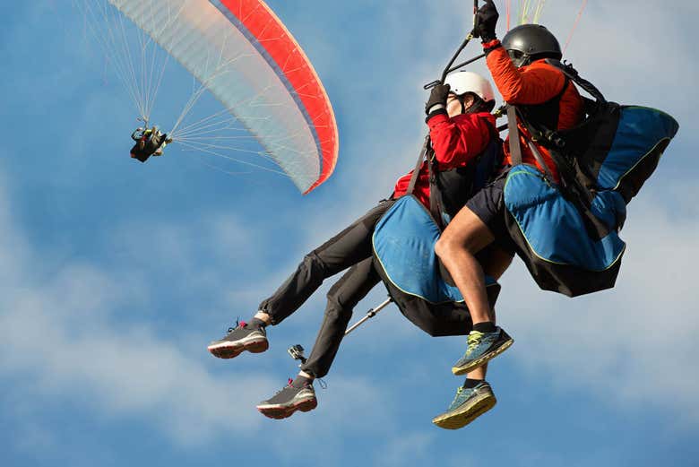 Voando de parapente sobre a costa sul de Tenerife