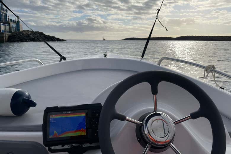Pilotando um barco em Las Galletas