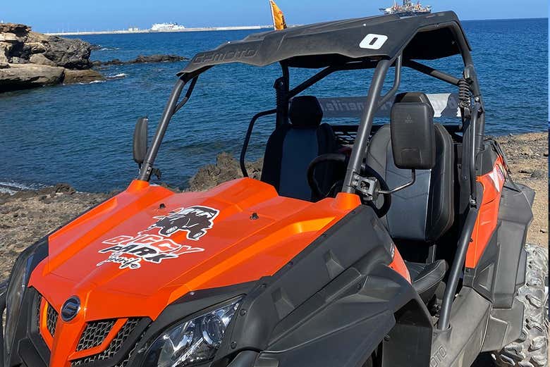 Um buggy estacionado junto à costa de Tenerife