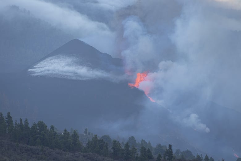O vulcão Cumbre Vieja em erupção