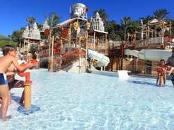 Crianças brincando no Siam Park